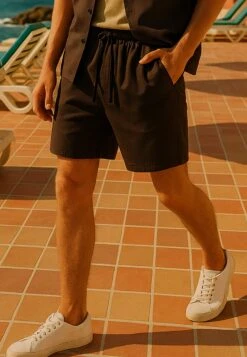 SAINT-TROPEZ PLEATED HOLIDAY SHORTS CHOCOLATE