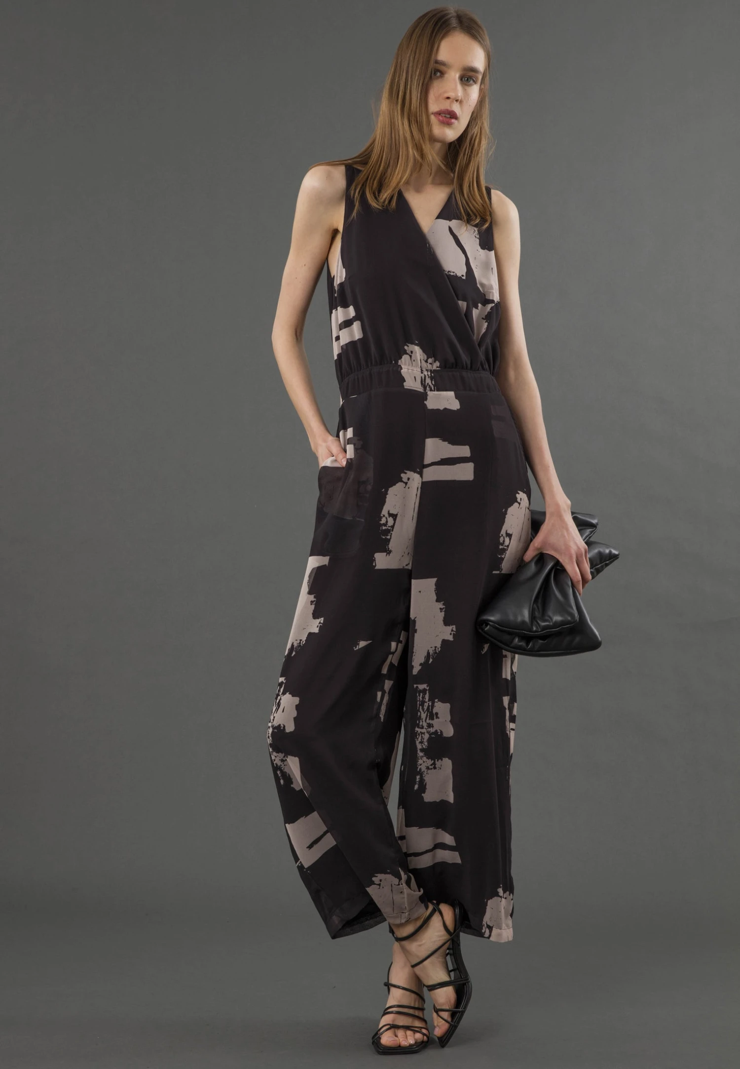 TAYLOR JUMPSUIT FACADE 4 TAYLOR JUMPSUIT FACADE - Image 4